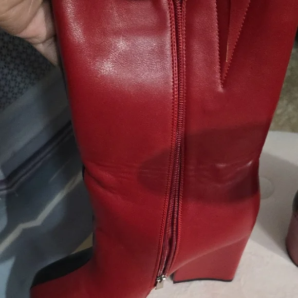 Elegant Two-Tone Heeled Boots - Picture 4 of 6